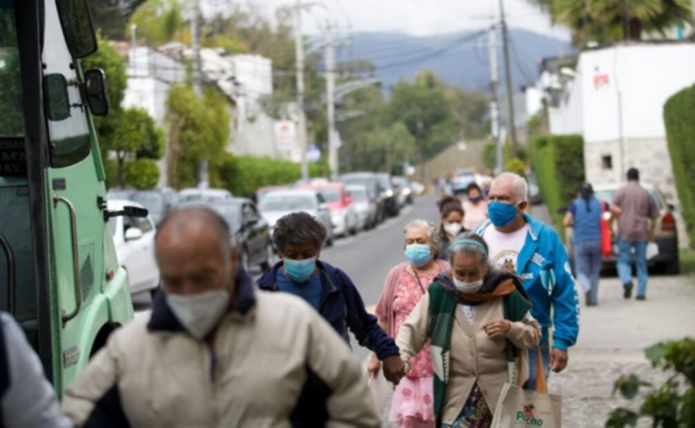 Tránsito vehicular complica llegada de abuelitos a segunda dosis Covid en Álvaro Obregón
