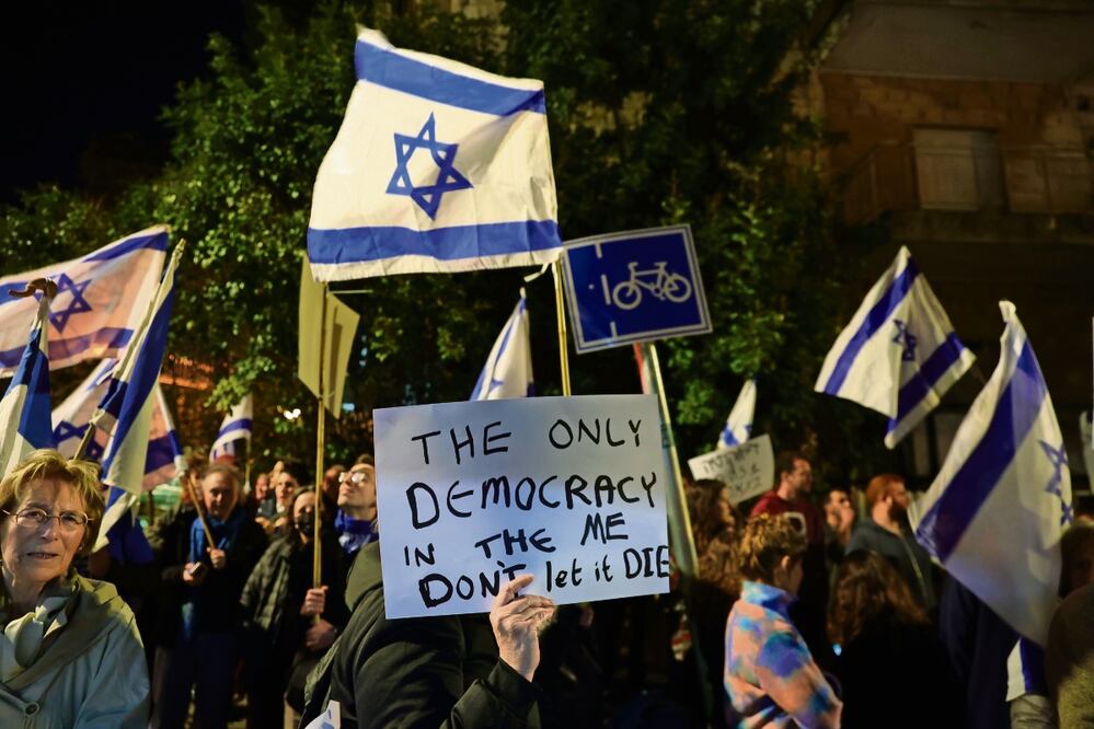 Asistentes a una protesta en Jerusalén contra la reforma judicial, mientras los líderes de la oposición y la coalición entablan un diálogo. Foto: Abir Sultan/ EFE
