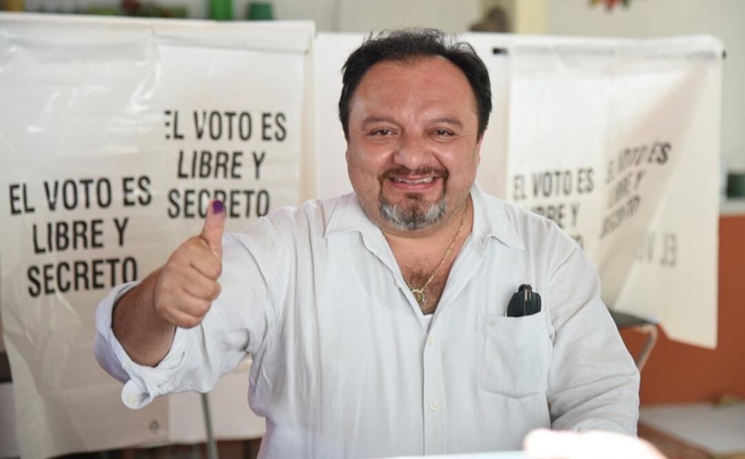 Francisco Torres Rivas, exdiputado federal, emitiendo su voto. Foto: tomada de Twitter @FTorresRivas