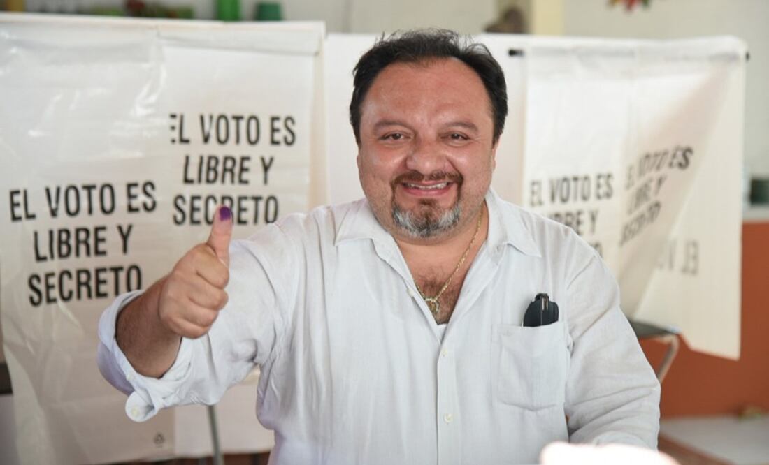 Francisco Torres Rivas, exdiputado federal, emitiendo su voto. Foto: tomada de Twitter @FTorresRivas