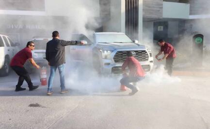 VIDEO Y FOTOS: Así fue el incendio de la camioneta de Fernández Noroña; “hizo corto”, asegura