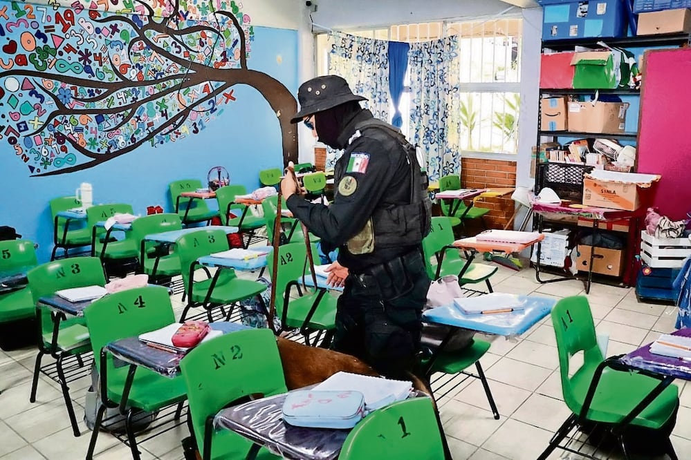 La policía municipal realiza la revisión siempre con la participación de docentes y padres de familia. Foto: Especial