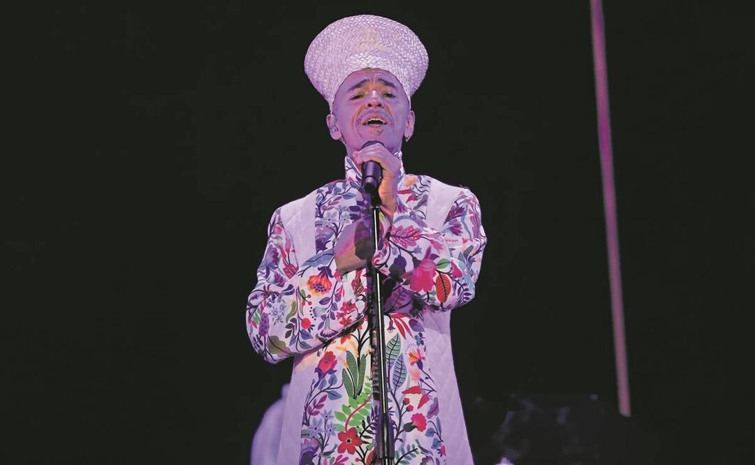 Rubén Albarrán, fiel a su estilo, de bordados y sombrero de metate. Foto: Fernanda Rojas/ EL UNIVERSAL