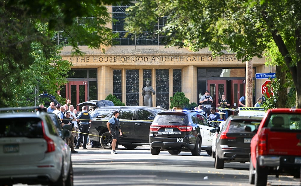 La policía responde a un tiroteo en la Escuela Católica de la Anunciación en Minneapolis, Minnesota, Estados Unidos, el 27 de agosto de 2025. Según la policía, tres personas, incluido el pistolero, murieron y 20 resultaron heridas. Foto: EFE