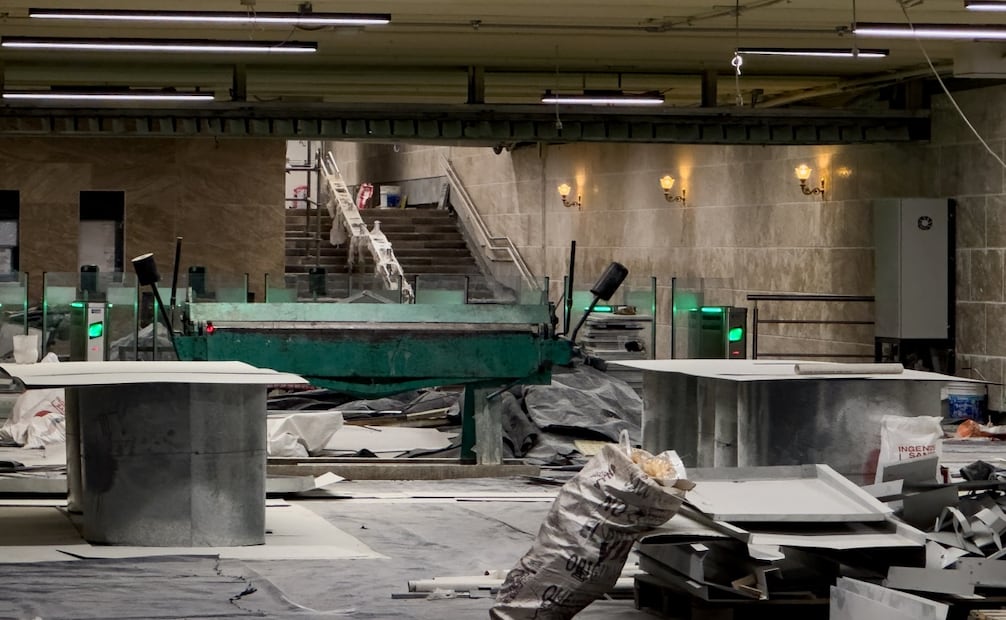 Candelabros y obras de remodelación en la estación del metro Hidalgo. Foto Hugo Salvador El Universal 