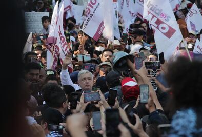 ¿Qué políticos marchan al lado de AMLO?