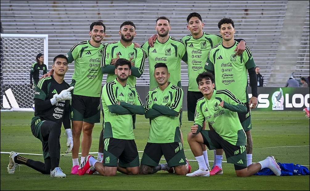 Jugadores de la Selección Mexicana posan durante el entrenamiento previo al amistoso ante Australia en Pasadena. FOTO: Imago7