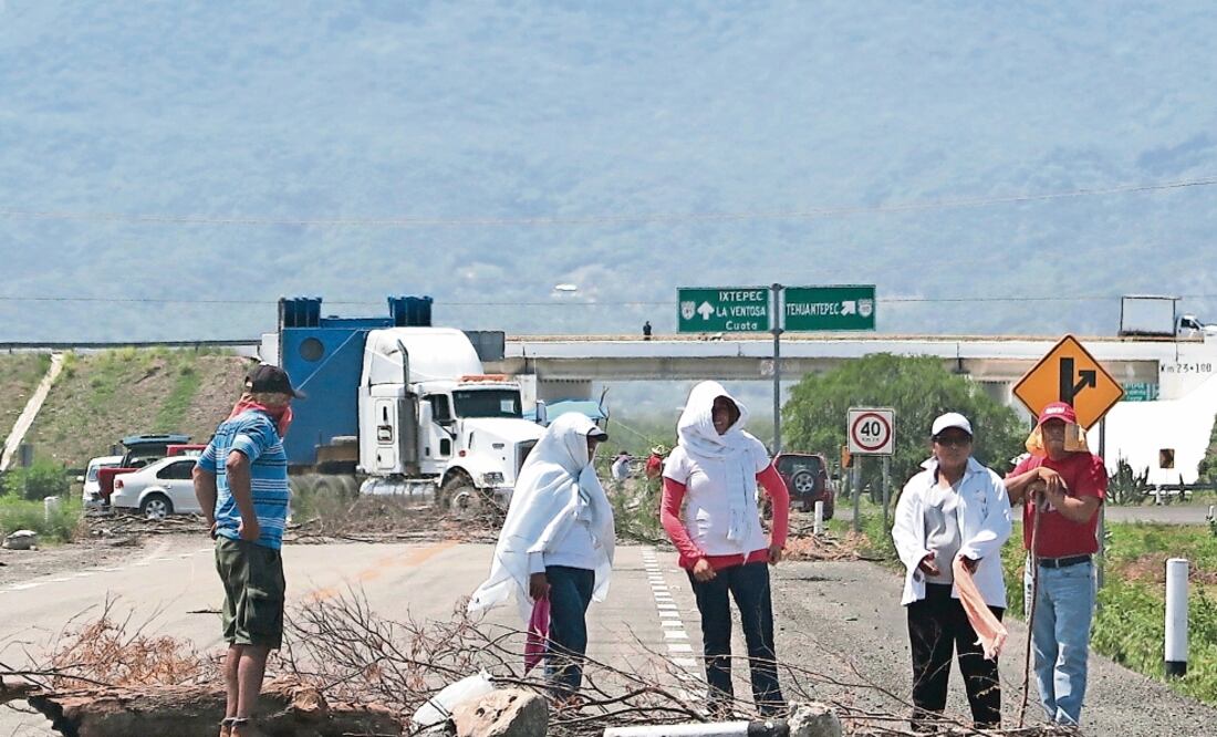 Sobre la autopista Salina Cruz-La Ventosa, un grupo pequeño de maestros de la Sección 22 de la Coordinadora Nacional de Trabajadores de la Educación mantienen un bloqueo pasando la caseta de peaje (LUIS CORTÉS. EL UNIVERSAL)