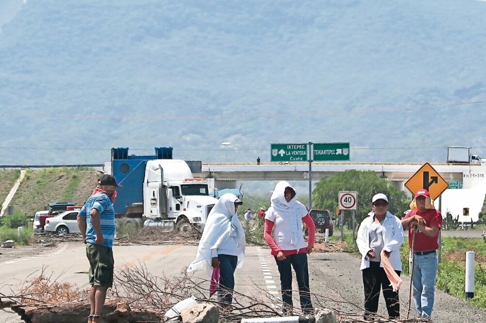 Sobre la autopista Salina Cruz-La Ventosa, un grupo pequeño de maestros de la Sección 22 de la Coordinadora Nacional de Trabajadores de la Educación mantienen un bloqueo pasando la caseta de peaje (LUIS CORTÉS. EL UNIVERSAL)