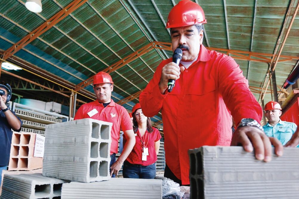 El mandatario venezolano Nicolás Maduro, durante el recorrido que hizo ayer por la Empresa de Producción Social (EPS) Comunal Alfareros del Gres, en Barquisimeto (XINHUA)