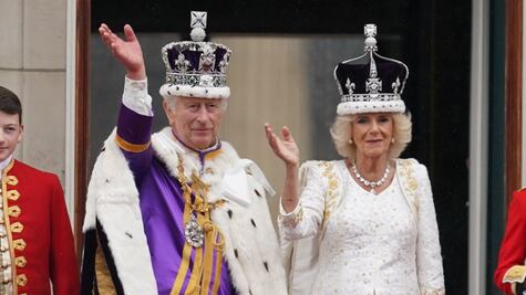 Rey Carlos III y la reina Camila saludan desde el balcón del palacio de Buckingham tras ser coronados