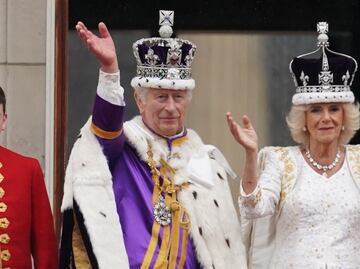 Rey Carlos III y la reina Camila saludan desde el balcón del palacio de Buckingham tras ser coronados