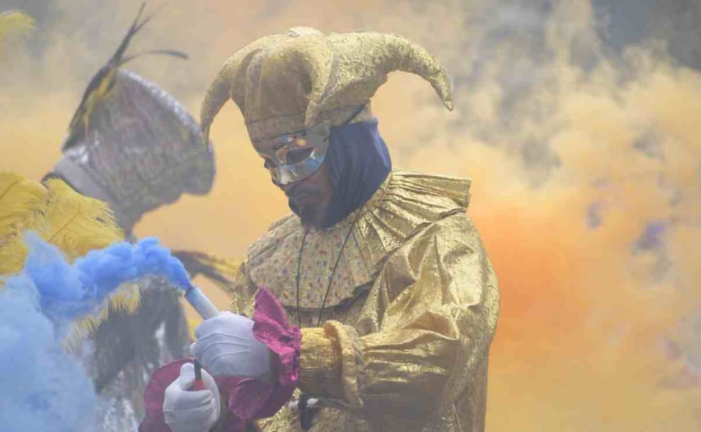 Entre música, colores y máscaras, el Zócalo vibra; carnavales celebran tradición.
Foto: Santiago Cadena / EL UNIVERSAL