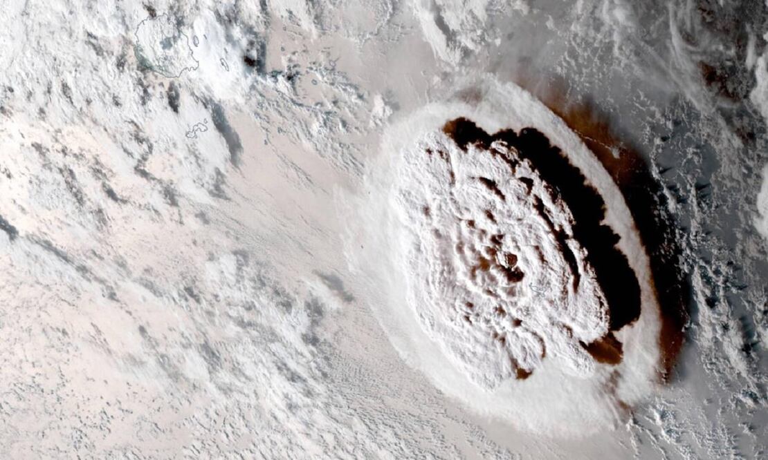 El volván submarino Hunga Tonga-Hunga Haʻapai, en el archipiélago de Tonga, hizo erupción de manera violenta en enero del 2022. Esta foto satelital muestra la magnitud de la explosión. FOTO: EFE