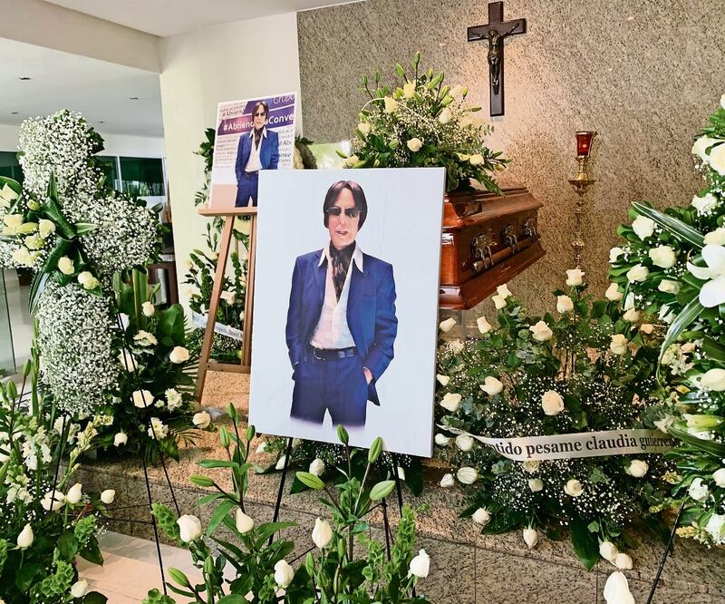 El féretro del Estilista de las estrellas abandonó la funeraria al medio día en medio del cobijo de su hija Grace y su hermana Elsy. Foto: BERENICE FREGOSO. El Universal