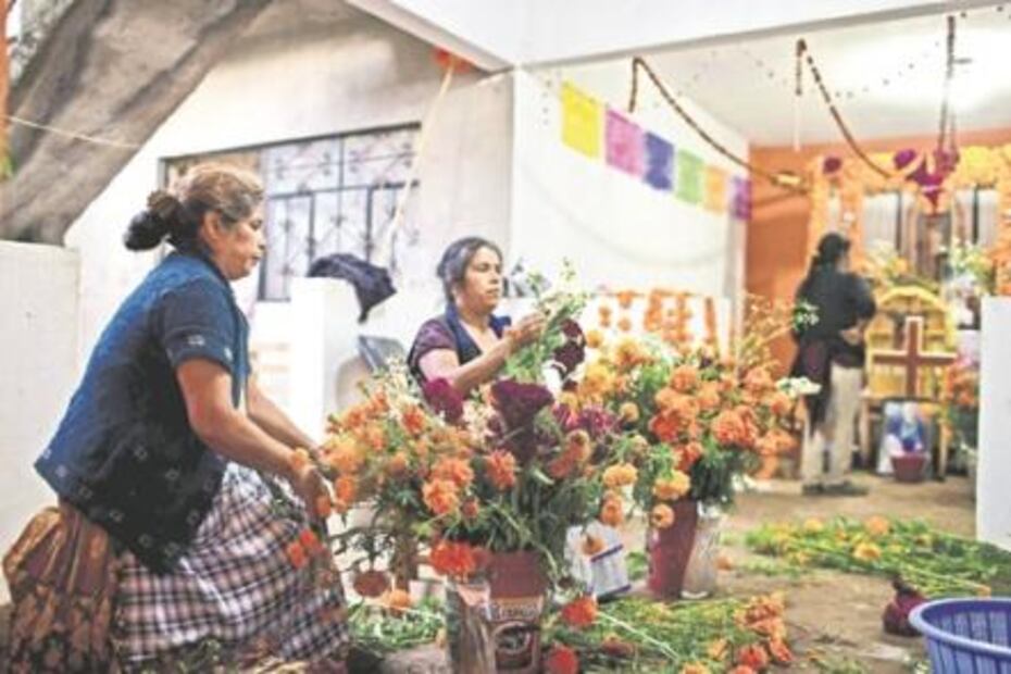 Con coloridos y monumentales altares, honran a sus muertos