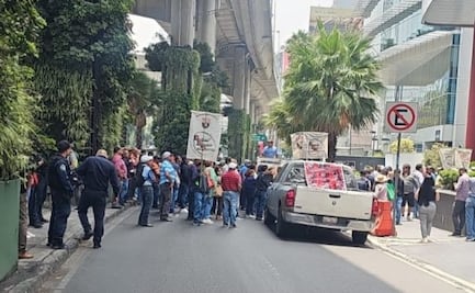 Integrantes de una organización bloquean Periférico frente a la Secretaría del Trabajo; exigen compensaciones económicas