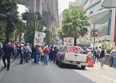 Integrantes de una organización bloquean Periférico frente a la Secretaría del Trabajo; exigen compensaciones económicas