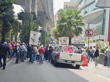 Integrantes de una organización bloquean Periférico frente a la Secretaría del Trabajo; exigen compensaciones económicas