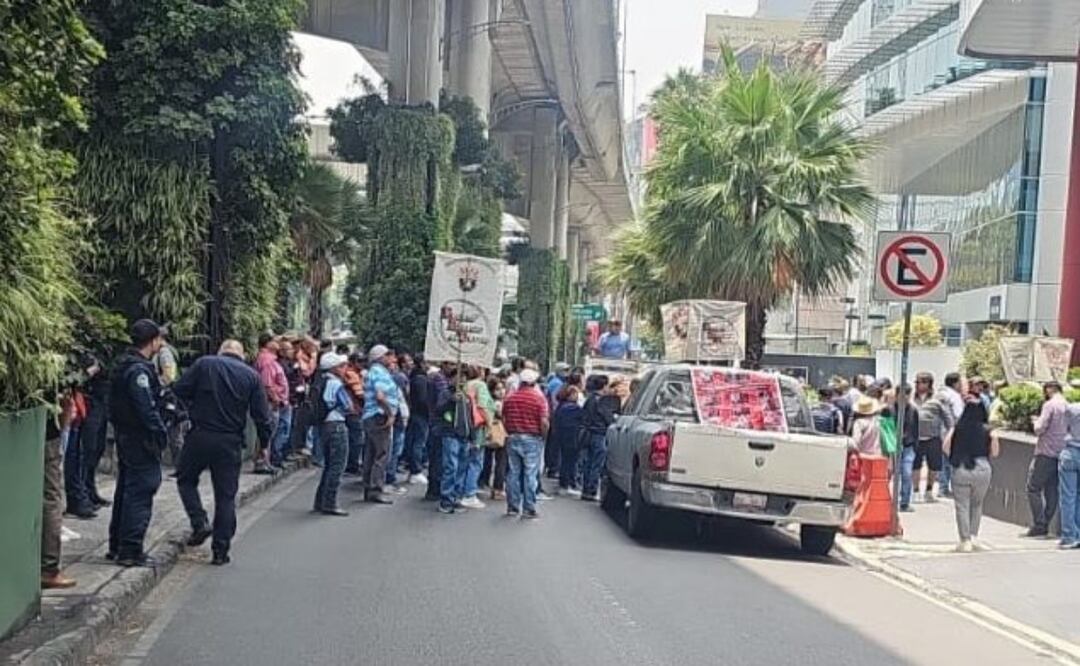 Bloquean Periférico frente a la Secretaría del Trabajo; exigen compensaciones económicas. Foto: Especial
