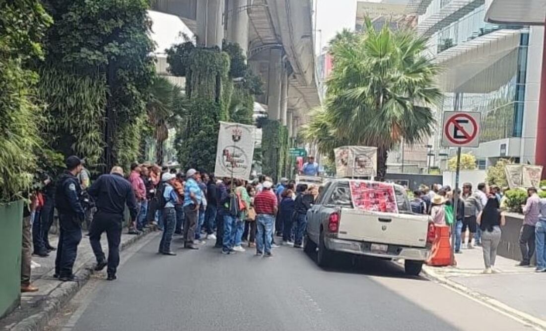 Bloquean Periférico frente a la Secretaría del Trabajo; exigen compensaciones económicas. Foto: Especial