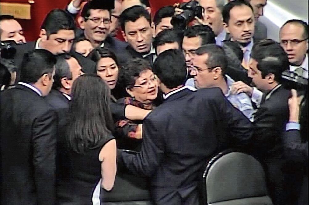 Mientras se discutía la designación de los representantes para el Constituye nte de la CDMX, el diputado Ariel Juárez (Morena) encaró al presidente de la Cámara Baja, Jesús Zambrano (PRD), ya que éste le negó el uso de la palabra (ESPECIAL)