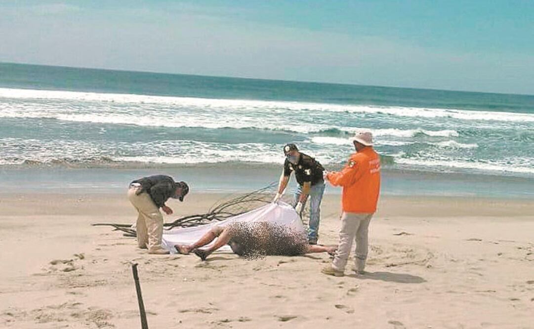 El cadáver de un migrante, que viajaba en una lancha que naufragó el pasado 11 de octubre, fue localizado a la orilla del mar. Foto: CORTESÍA