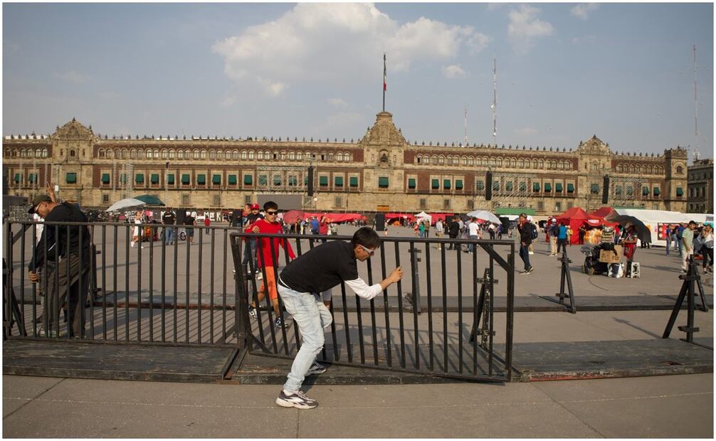 Retiran plantón de la CNTE e inicia instalación del templete para el cierre de campaña de Claudia Sheinbaum. Foto: Yaretzy Osnaya/EL UNIVERSAL