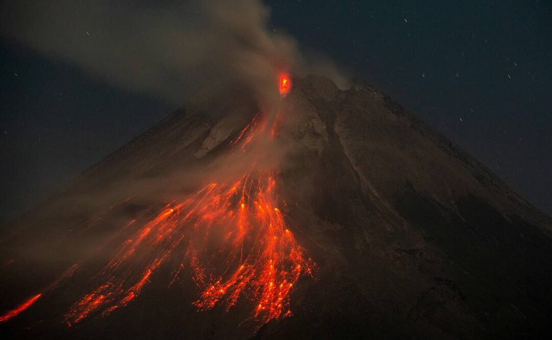 El monte Merapi arroja lava en sus laderas. Foto: AFP