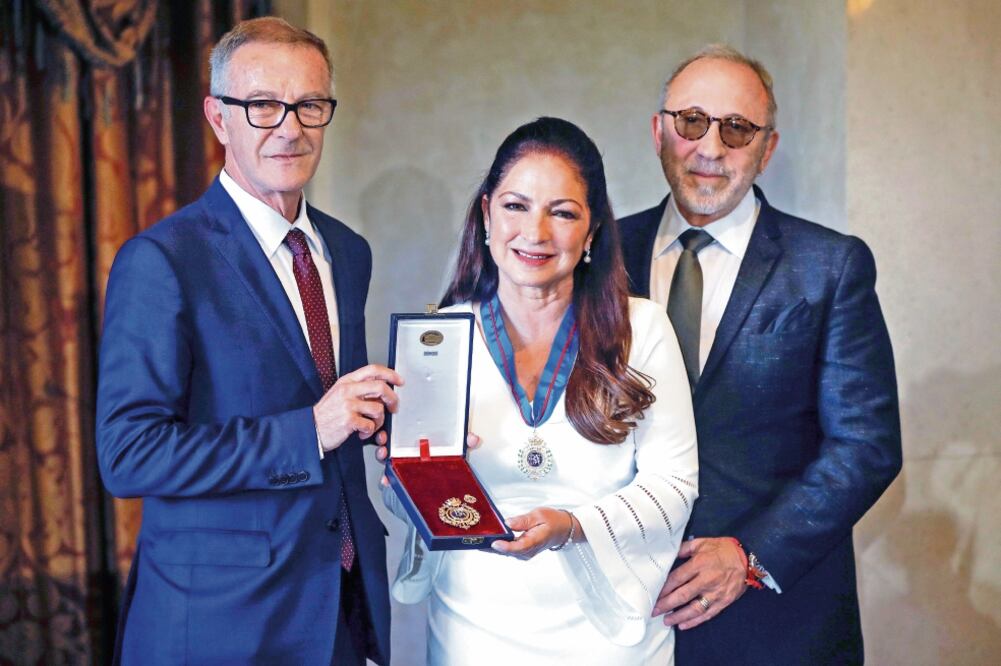 Recibió la medalla de manos de Jósé Guirao, ministro de cultura (izq) (EMILIO NARANJO. EFE)