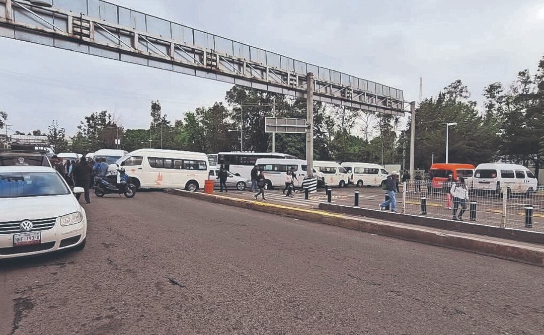 Transportistas bloquearon los accesos del paradero. Foto Especial