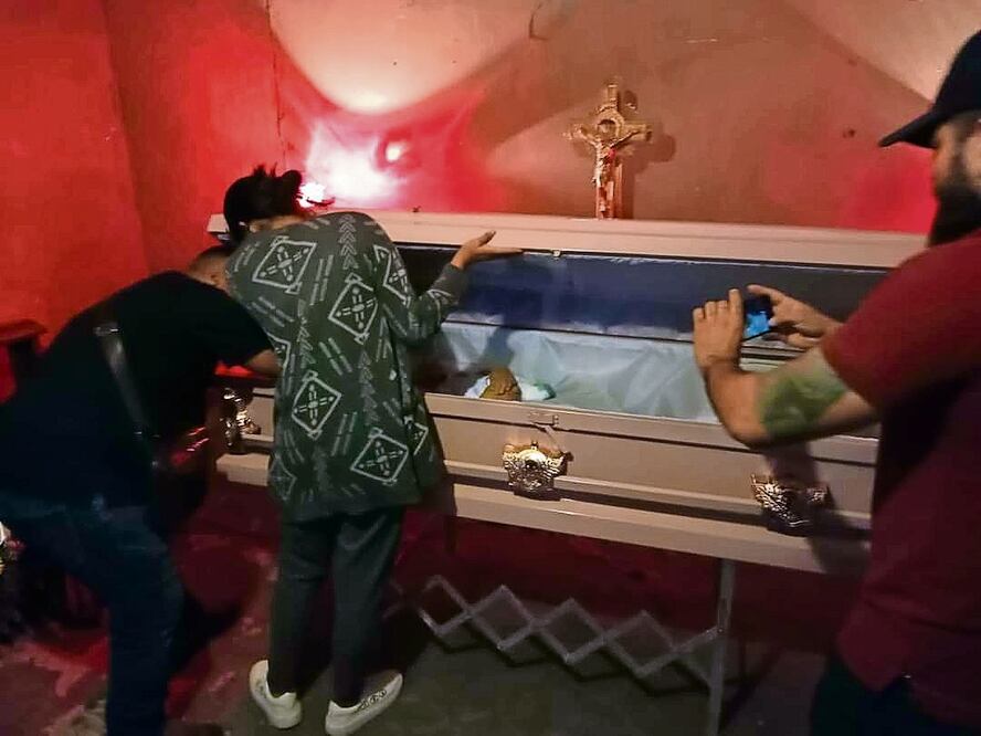 El cuerpo de Miriam, una de las víctimas mortales de la agresión, fue velado en su domicilio en el sur de Nuevo Laredo, en el kilómetro 18 de la carretera a Monterrey. El ataúd, color rosa, fue cubierto por un arreglo de flores blancas