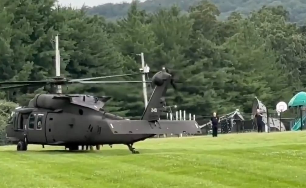 Un helicóptero Black Hawk de la Guardia Nacional evacúa a niños y personal de Camp Taum Sauk, quienes quedaron aislados por el aumento del nivel del agua. Foto: @MarioNawfal