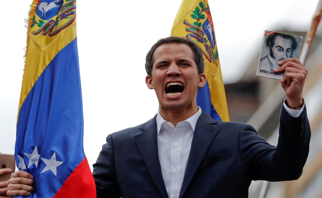 Juan Guaidó, President of Venezuela's National Assembly, holds a copy of Venezuelan constitution during a rally against Venezuelan President Nicolás Maduro's government - Photo: Carlos Garcia Rawlins/REUTERS