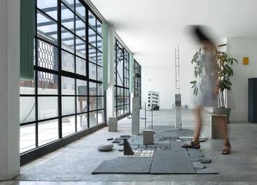 "Caminar el derrumbe", la muestra que ofrece nuevas perspectivas para concebir la escultura y la arquitectura