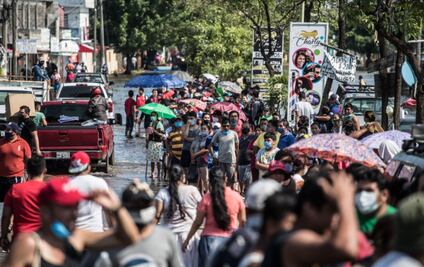Por más de tres horas, damnificados en Tabasco hacen fila por una despensa