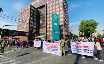 Integrantes de la Cooperativa La Cruz Azul bloquean vialidades