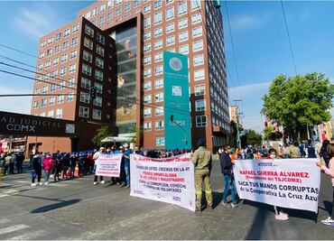 Integrantes de la Cooperativa La Cruz Azul bloquean vialidades