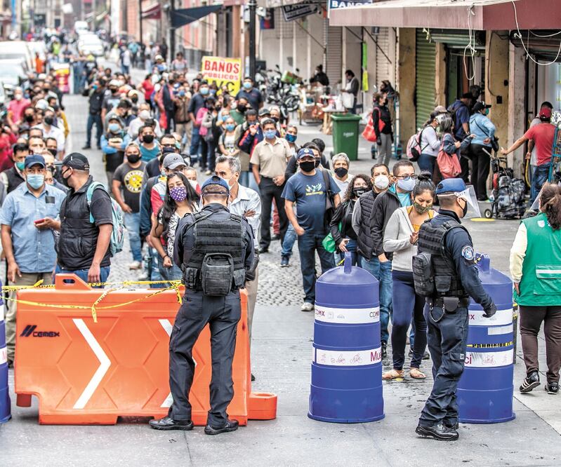 Quienes acudieron a los locales de Corregidora se encontraron con largas filas; policías recordaron que el ingreso por orden alfabético es sugerencia. SERGIO TAPIA. EL UNIVERSAL