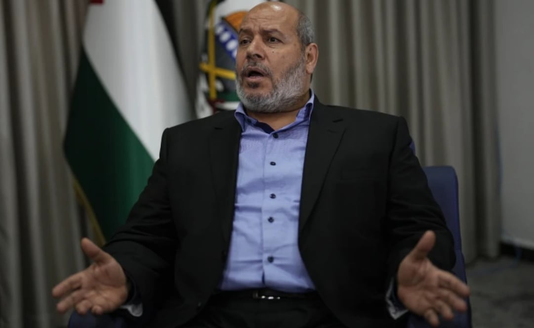 Khalil al-Hayya, un alto cargo de Hamás que ha representado al grupo militante palestino en las negociaciones para un alto el fuego y un intercambio de rehenes, habla durante una entrevista con Associated Press en Estambul, Turquía, el miércoles 24 de abril de 2024. Foto: AP