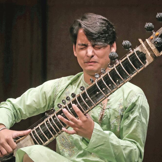 El intérprete convocó a los dioses de la India y llevó a los asistentes que se dieron cita en el Teatro Juárez, “a tocar el cielo”.  ESPECIAL