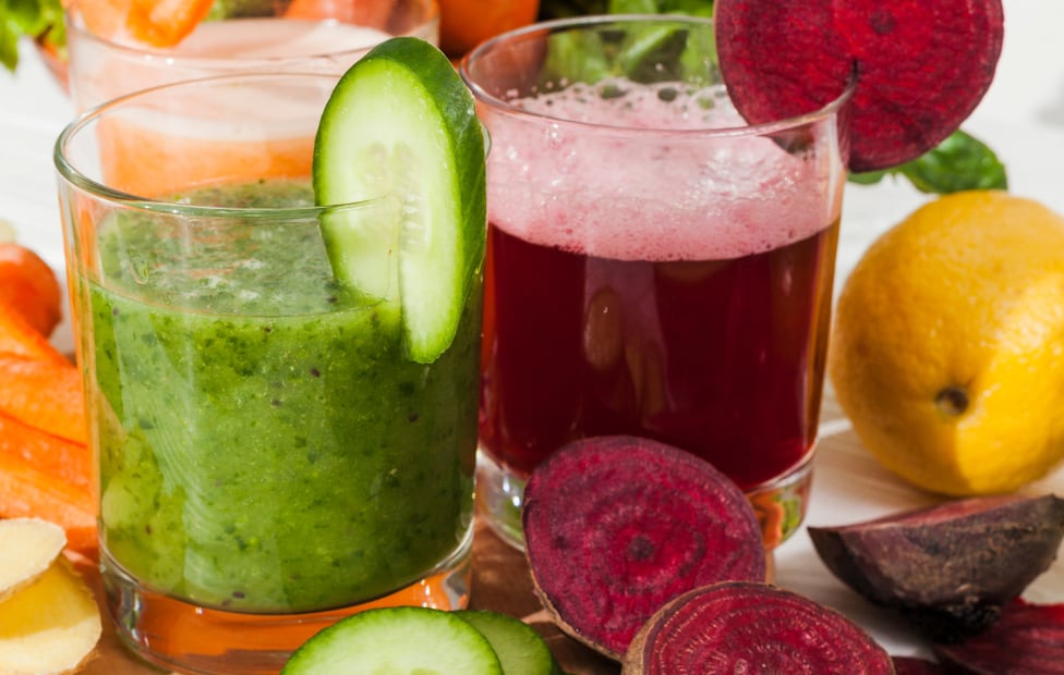 Frutas y hortalizas como el betabel, el pepino y el limón contienen citratos y antioxidantes que apoyan la prevención de cálculos renales. Foto: Magnific.