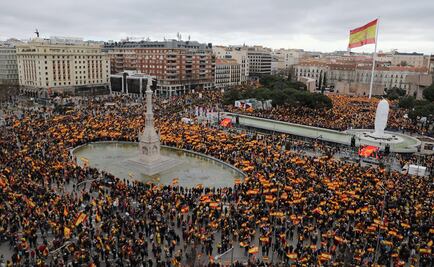 Miles de españoles protestan en Madrid contra gobierno de Pedro Sánchez