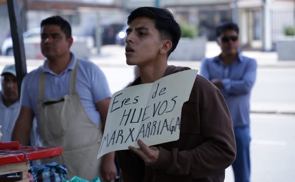 Erick, de 22 años, con una pequeña pancarta en la SEP lee: "Marx tienes muchos huevos" este martes 17 de febrero de 2026. Foto: Fernanda Rojas/ EL UNIVERSAL