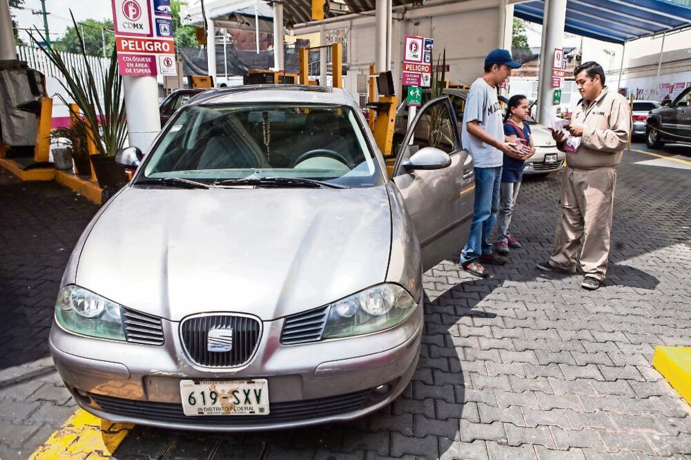 La CDMX se sumó a la iniciativa Air-Volution , a través de la cual se clasificará a los automóviles según sus emisiones contaminantes (ARCHIVO EL UNIVERSAL)