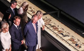 El rey Carlos III y Macron visitan el milenario Tapiz de Bayeux en Londres; obra representa la conquista normanda de Inglaterra