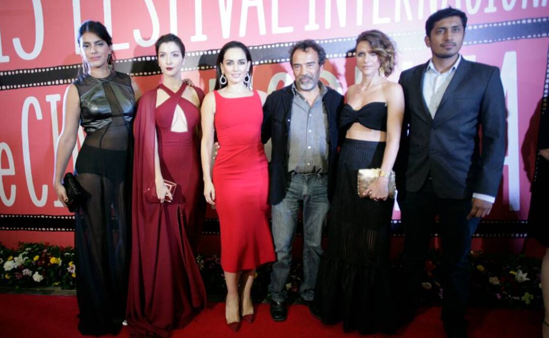 Alcázar junto a los actores Liz Gallardo, Eréndira Ibarra, Ana de la Reguera, Iliana Fox y Tenoch Huerta durante la presentación de "Las Aparicio" en el FIC Morelia. (FOTO: Archivo EL UNIVERSAL)