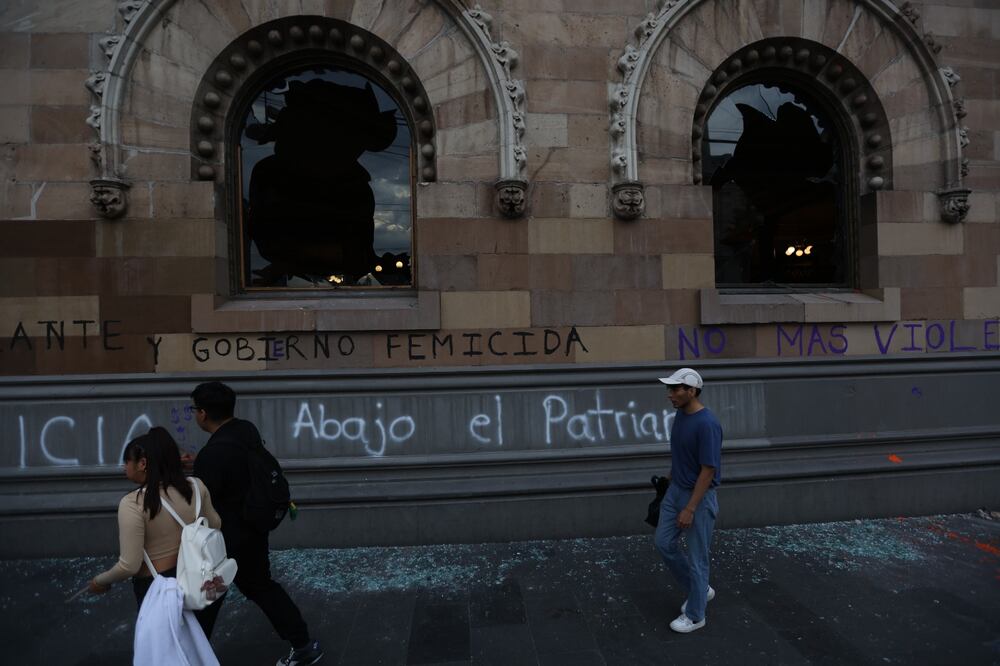 Integrantes del colectivo feminista realizaron diversos actos vandálicos, entre los que se incluyen la ruptura de cristales en el Palacio de Bellas Artes y el edificio del Palacio Postal. (Foto: Francisco Rodríguez/ EL UNIVERSAL)
