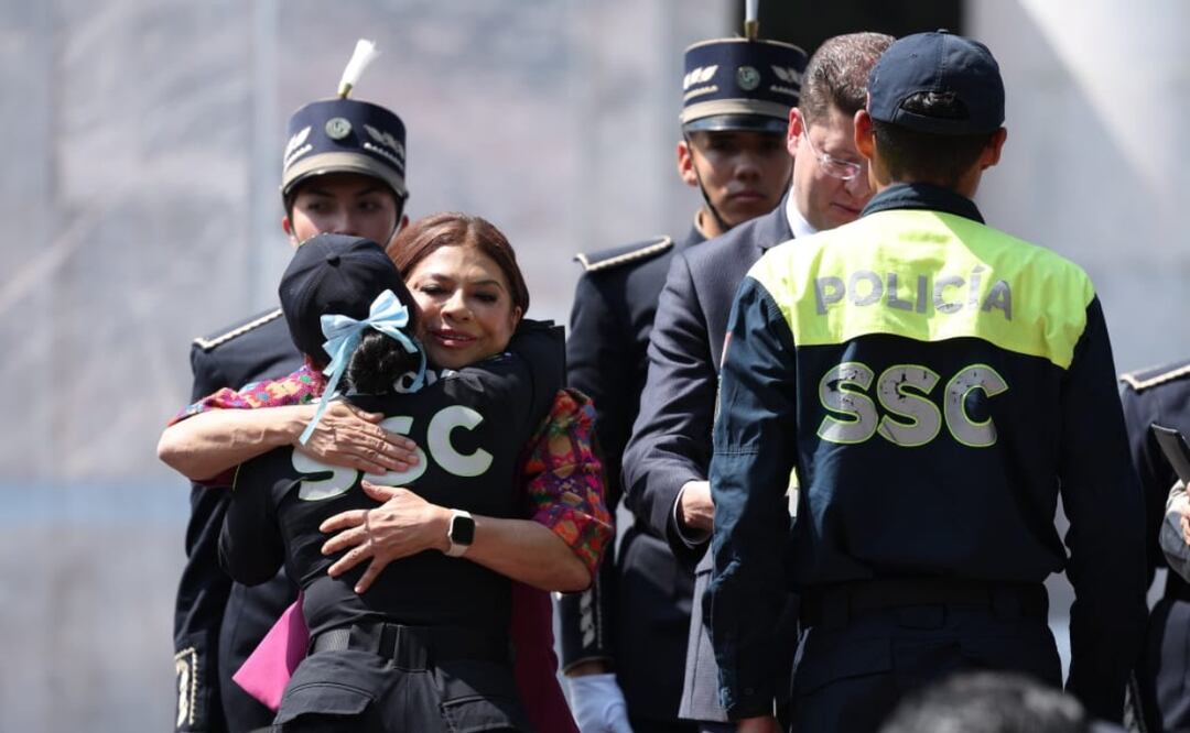 Reconocen Brugada y Vázquez a policías por trabajos en marcha del 2 de octubre. Foto: Especial