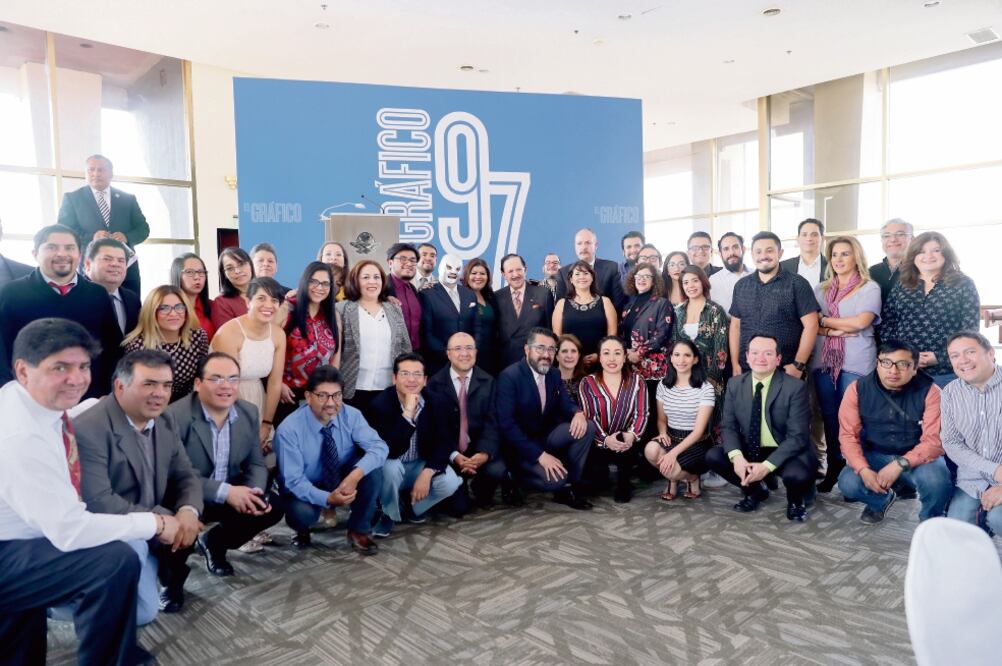 En el festejo del 97 aniversario de EL GRÁFICO, el Licenciado Juan Francisco Ealy Ortiz, Presidente Ejecutivo y del Consejo de Administración de EL UNIVERSAL (centro), se reunió con colaboradores y equipo administrativo del diario. Foto: LUCÍA GODÍNEZ. 